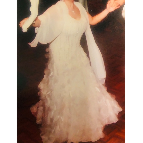 Elegant Sue Wong White and Cream Wedding Gown / Special occasion dress 100% silk - Picture 5 of 16